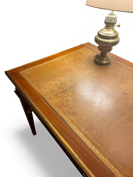 Image 1 of Flacher Schreibtisch aus Mahagoni im Stil Louis XVI., Lederplatte und Bronzeverzierungen