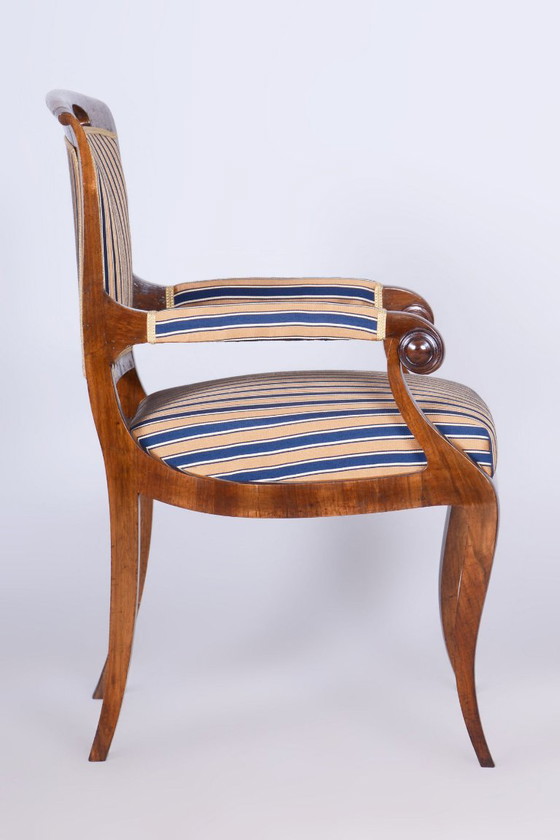 Gerestaureerde Biedermeier fauteuil, walnootfineer, sparrenhout, eikenhout, Tsjechisch, jaren 1830 – Textile (photo 6 of 11)