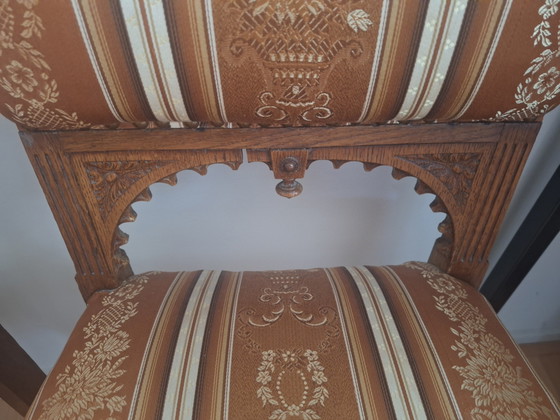 2 antike braune Eichenstühle, 1 mit Holzschnitzerei – Esszimmerstühle, Textile, Wood (photo 6 of 6)