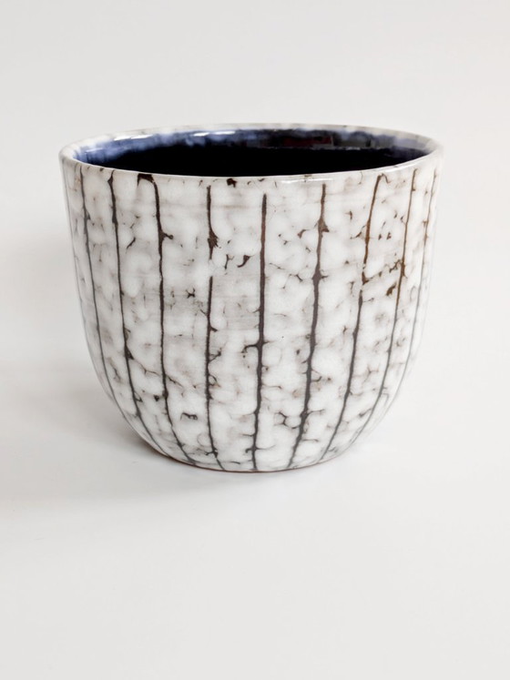 Image 1 of Maceta antigua de mayólica húngara, esmalte blanqueado, diseños de esgrafiado, cerámica de mediados de siglo.