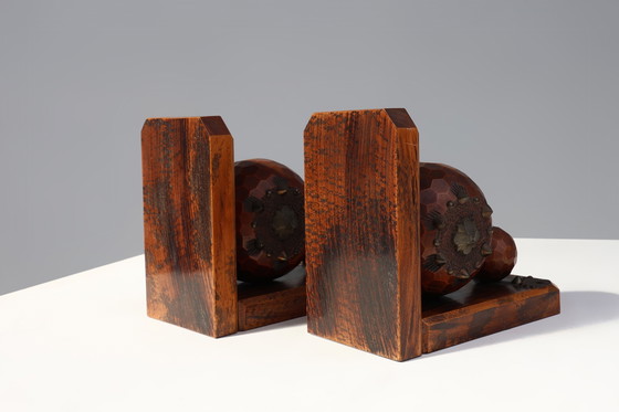 Image 1 of Paar Art-Déco-Buchstützen mit facettierten Kugeln aus Eichenholz mit Metallverzierungen, Frankreich ca. 1920