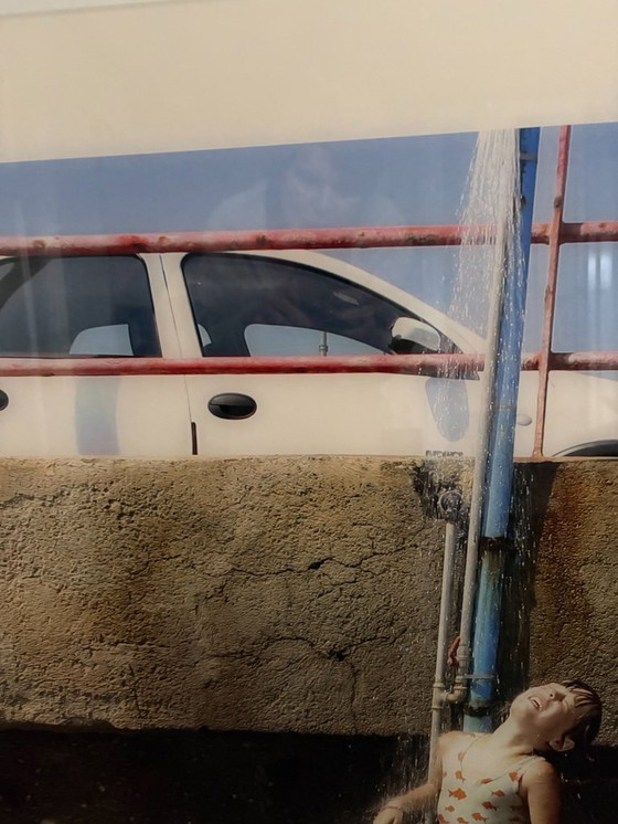 Image 1 of Foto eines Mädchens unter der Außendusche