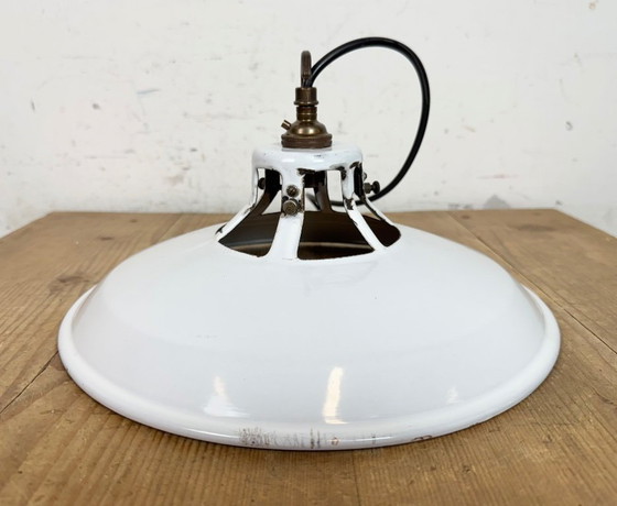 Image 1 of Industriële witte geëmailleerde fabriekshanglamp, jaren 60