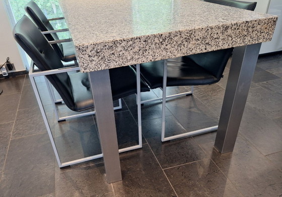 Image 1 of Mesa de comedor de granito con patas de acero inoxidable