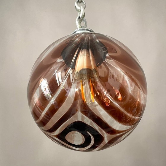 Image 1 of Portugese Art Deco revival hanglamp met bruine, handgeblazen glazen bol in spiraalvorm van Marinha Grande, jaren 60.
