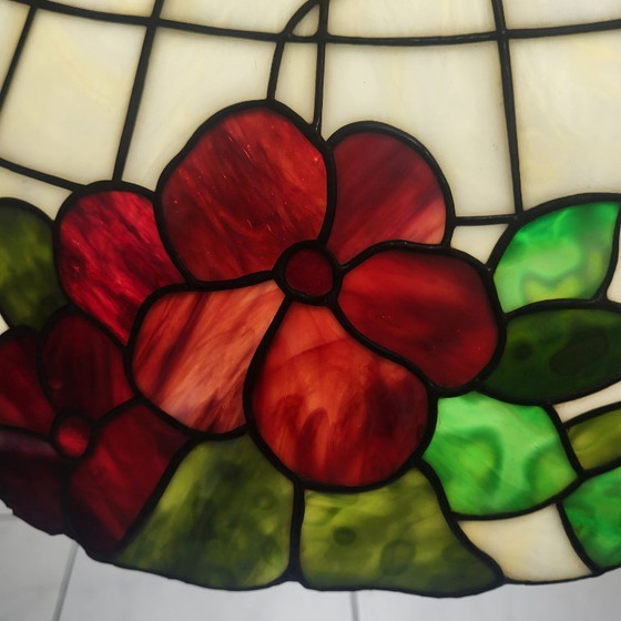 Image 1 of Grote vintage hanglamp in Tiffany-stijl van gekleurd glas.