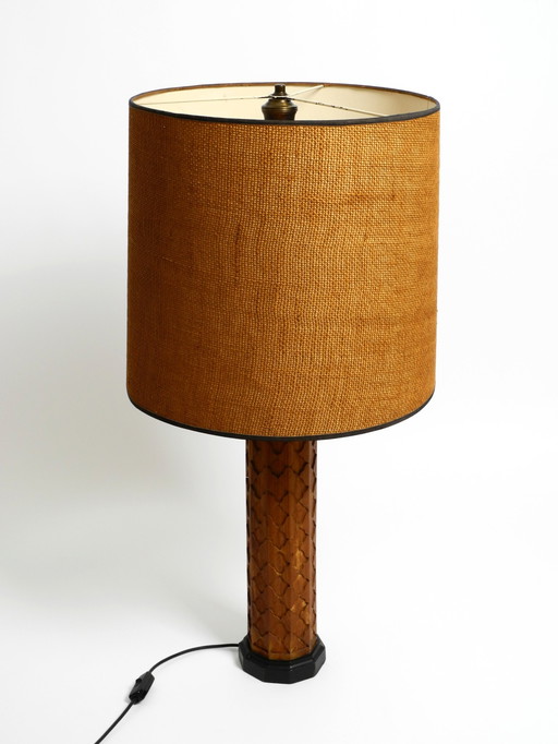 Belle grande lampe de table Mid Century Modern en bois décoré