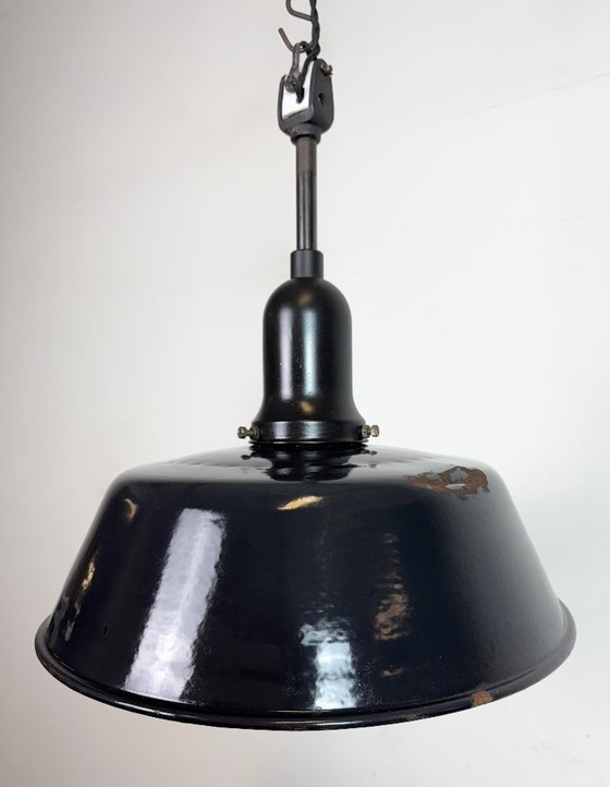 Image 1 of Industriële zwarte emaille fabriekslamp met porseleinen bovenkant, jaren 50