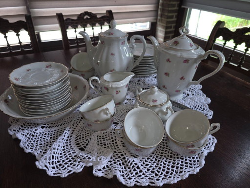"Prachtig en compleet 10-persoons koffie-/theeservies (mix van Seltmann Weiden Marie-Luise en bijpassend Ćmielów). 