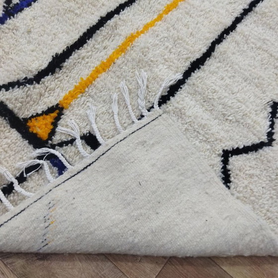Image 1 of Minimal Line Berber Rug – Handgemaakt Marokkaans Tapijt met Grafische Lijnen (256 × 146 cm)