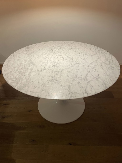 Carrara marble table round