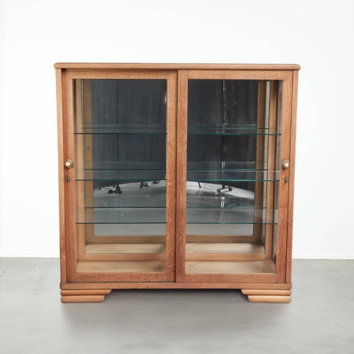Vitrina antigua holandesa de roble con 2 puertas, estantes de cristal y parte trasera con espejo.