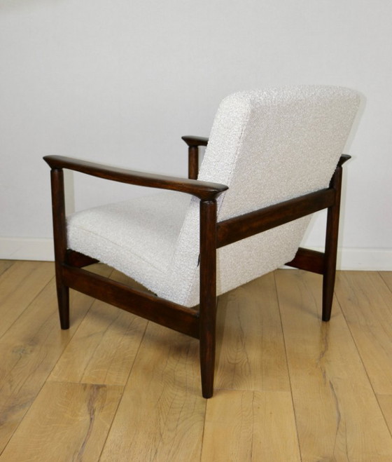 Image 1 of GFM-142 Fauteuil, ontwerp van Edmund Homa uit de jaren 70, wit ivoor boucle - 2 stuks beschikbaar - donker hout