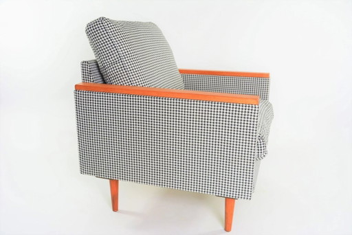 Zwart-witte fauteuil met pied-de-poulepatroon