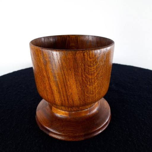 Olla/cuenco de teca vintage sobre soporte, década de 1970.