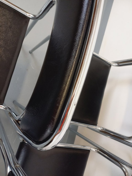 Image 1 of Suite de 6 chaises italiennes empilables vintage en métal chromé et skai noir des années 70 80
