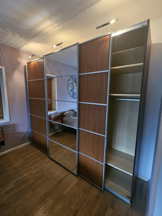 Image 1 of Armario con puertas correderas y espejo.