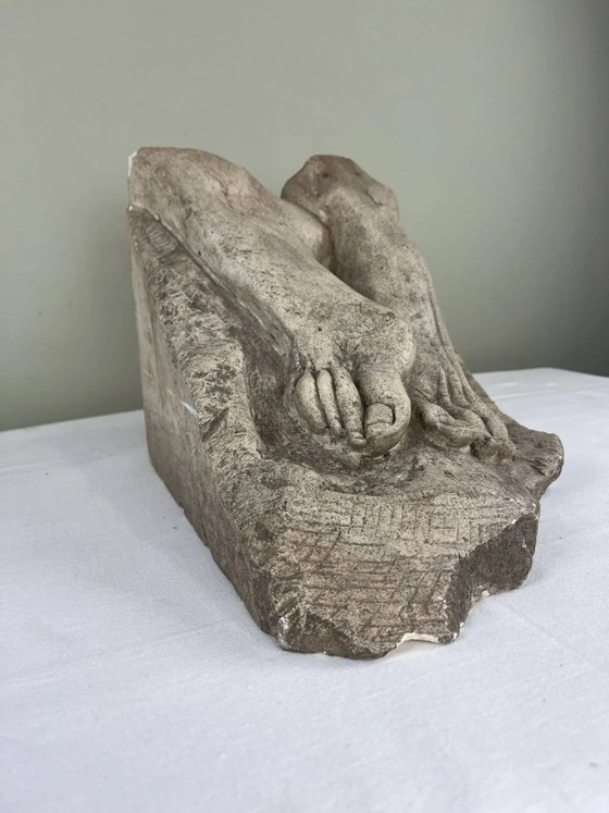 Stenen sculptuur, twee voeten op een blok, gesigneerd D. Paillot. – Beeldhouwkunst, Stone, Brutalist (photo 2 of 14)
