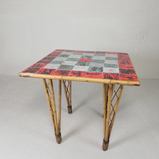 Mesa de comedor vintage de bambú con azulejos en rojo, blanco y azul, años 50