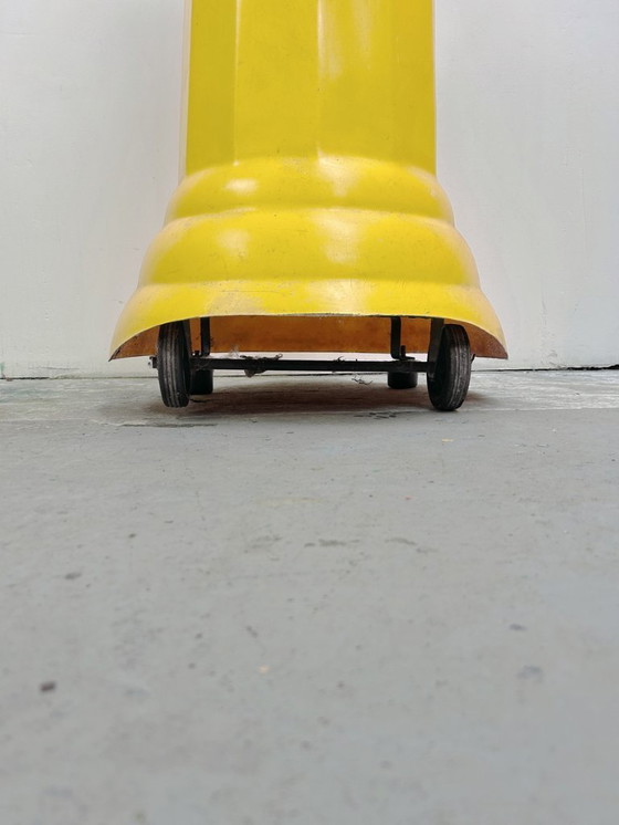 Image 1 of Vintage kauwgomdispenser “Super Chicle” – geel, jaren 60