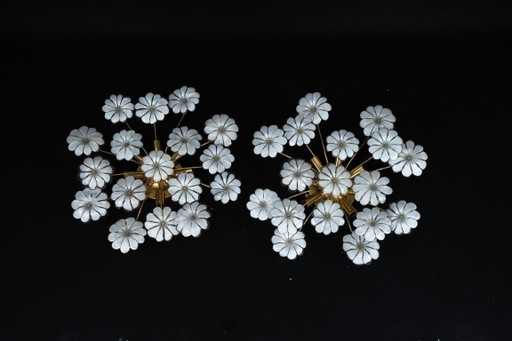 Paar weiße Murano-Deckenleuchten in Blumenform. Italien, 1980er Jahre.