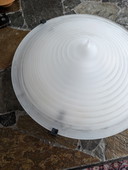 Lampadario vintage di grandi dimensioni in vetro opalino con paralume conico, anni '90.
