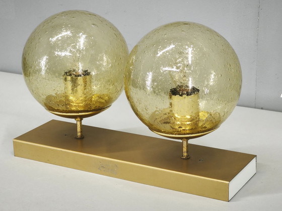 Aplique doble checo Space Age de los años 70 con globos de cristal burbuja ámbar – Latón, Vidrio (photo 12 of 14)