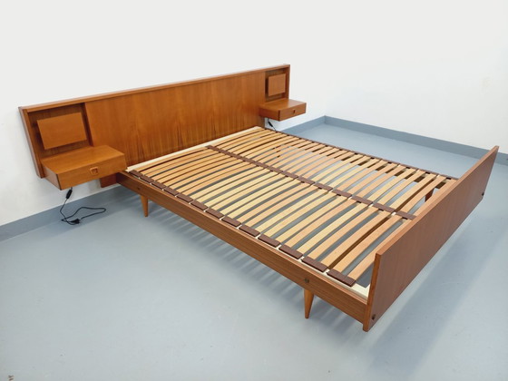 Image 1 of Lit double vintage style scandinave en teck des années 60 avec chevets lumineux intégrés et sommier