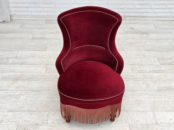 Image 1 of Sillón de cóctel danés de la década de 1950, tapizado en terciopelo rojo cereza.