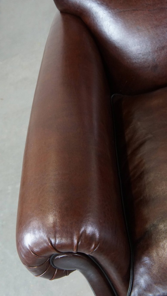 Image 1 of Comfortabele, donkere antieke schapenleren Engelse armchair
