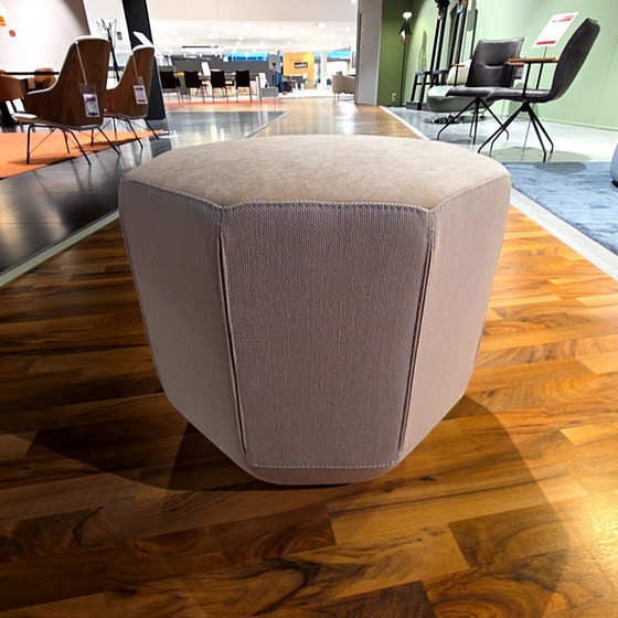 Image 1 of Puf con amuleto Leolux