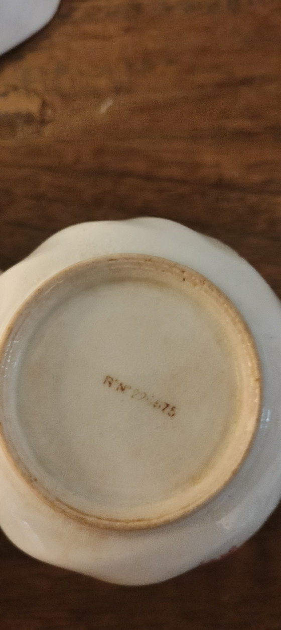 Image 1 of Tres tazas y platillos británicos de la colección de 1893-1894, octogonales, estilo Reina Ana.