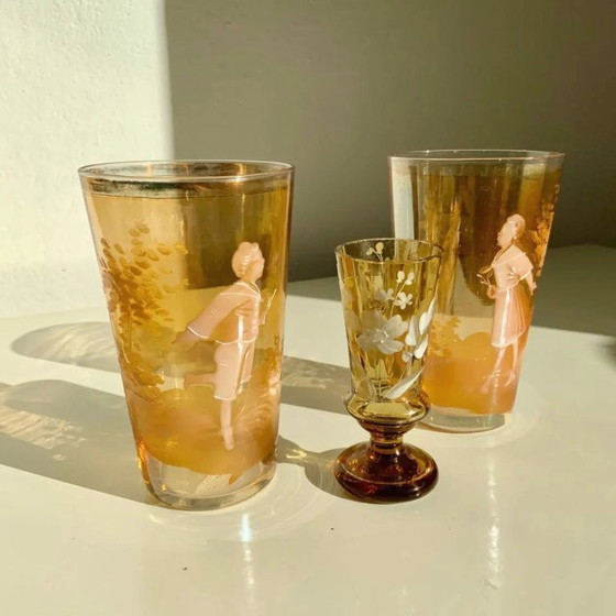 Image 1 of Paar antiker böhmischer Mary Gregory-Trinkgläser aus bernsteinfarbenem Glas, handbemalt mit Emaille, ca. 1890-1910