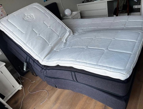 Image 1 of Rete a molle completamente elettrica Auping Kiruna con 2 motori, testiera, materassi e topper inclusi.