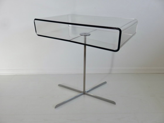 Image 1 of Mesa auxiliar "Roche Bobois" de plexiglás y metal cromado, Francia, años 80