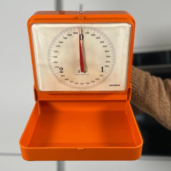 Image 1 of Vintage Oranje Vendex Duitse keukenweegschaal voor wandmontage