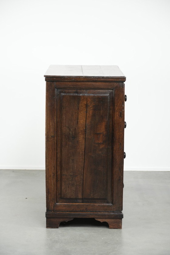 Image 1 of Große und imposante englische antike Eichenkommode aus dem frühen 18. Jahrhundert mit 5 Schubladen