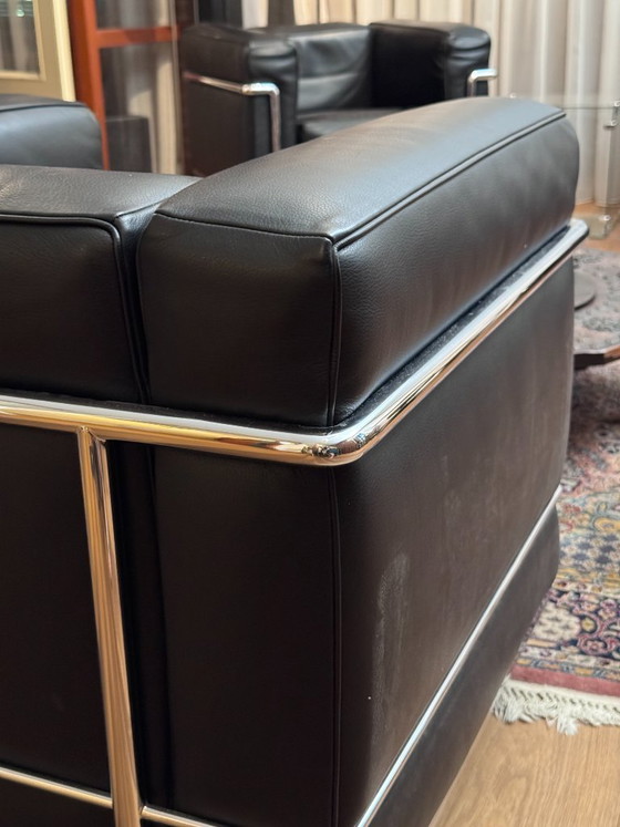 Cassina LC2 Set: 2 Sessel + 2-Sitzer-Sofa – Leather, Metal (photo 6 of 12)