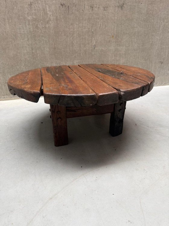 Brutalist Wabi-Sabi ronde eiken salontafel '60 – Wood (photo 10 of 14)