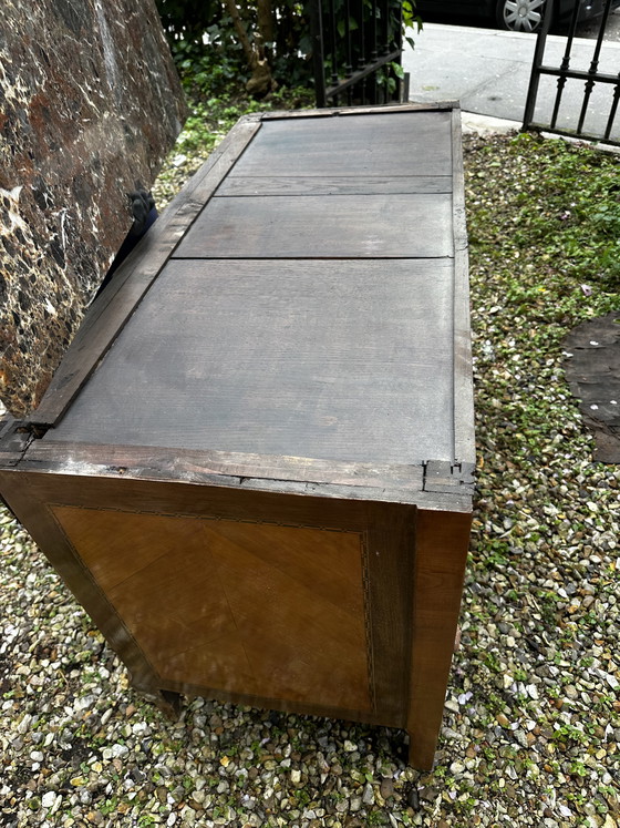 Image 1 of Commode uit de overgangsperiode tussen de Lodewijk XV- en Lodewijk XVI-periode in de 19e eeuw.