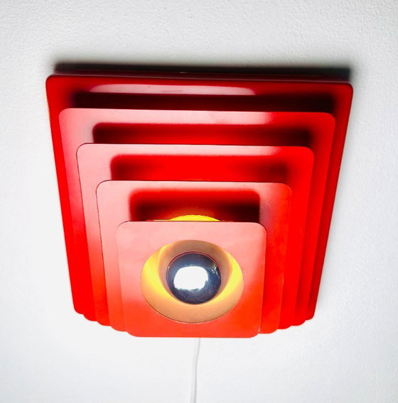 Lampade da parete piramidali multistrato di colore rosso, prodotte da Hustadt Leuchten, Germania, anni '70. (photo 5 of 6)