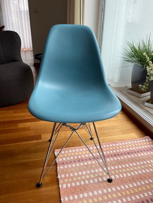 Vitra Eames Plastic Side Chair