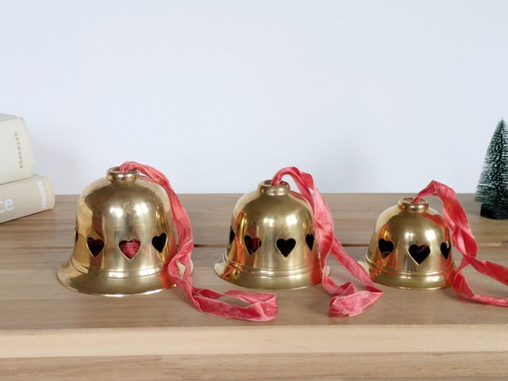 Image 1 of Set di 3 campanellini vintage in ottone scandinavi | Design a forma di cuore, decorazioni natalizie anni '80