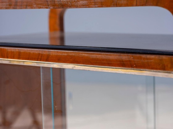 Vetrina vintage Art Déco con struttura in legno curvato e ante in vetro, 65 × 82 × 39 cm – Vetrine, Wood (photo 6 of 9)