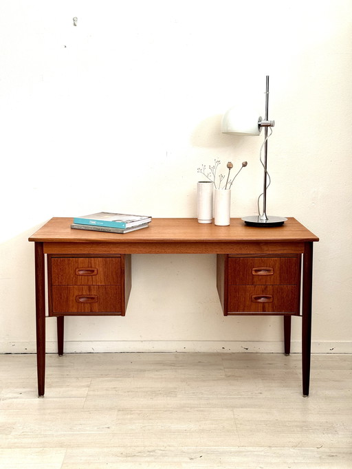 Scrivania danese vintage in teak di metà secolo, anni '60