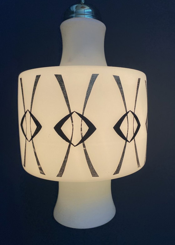 Image 1 of Lampada a sospensione in vetro opalino con disegno in oro e nero