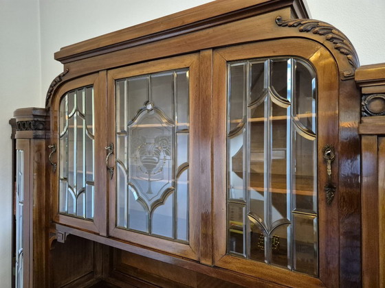 Monumentaler Schrank/Buffet im Jugendstil mit Bücherregalen (Nussbaum & Marmor) – Buffetschränke, Glass (photo 3 of 16)