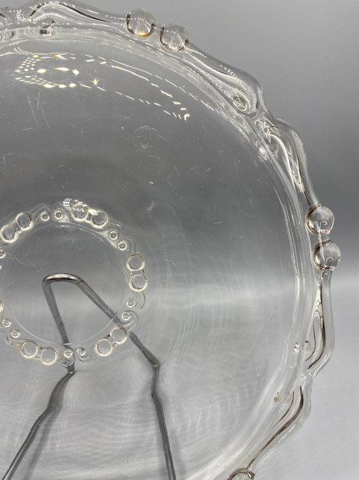 Piatto da portata vintage in vetro stampato, con decorazioni a perline e volute. – glazen karaffen, Glass (photo 2 of 3)