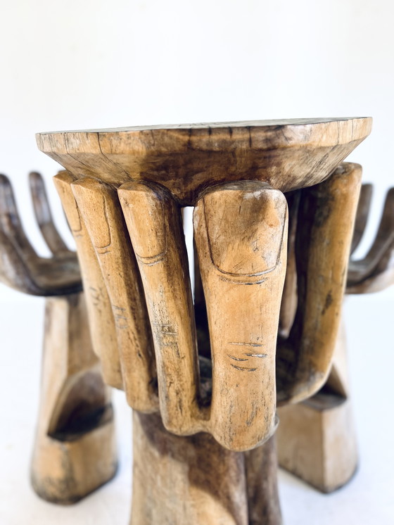 Image 1 of Vintage Handgesneden Handvormige Barkrukken + Tafel ‘70