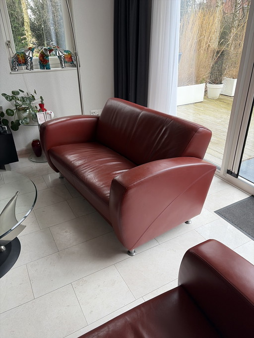 Conjunto completo de sofá de piel compuesto por un sofá de 2 plazas, un sofá de 2,5 plazas y un sillón independiente.